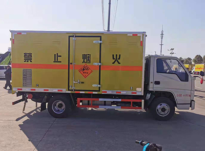 盖州爆破器材运输车技术升级与安全合规新趋势